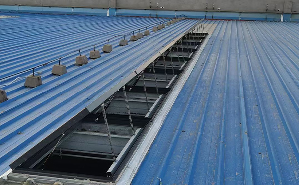 某城市大型商业综合体中庭武山排烟窗工程